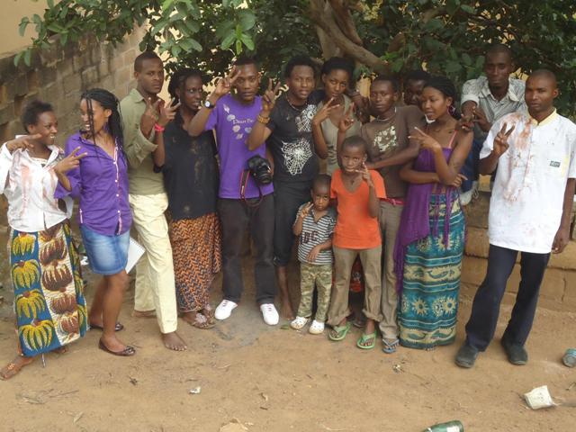 Chrispin ari kumwe n'abo bafatanije mu gufata amashusho y'indirimob bose