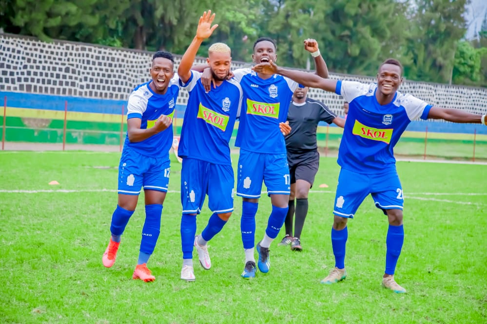Abakinnyi ba Rayon Sports bishimira igitego cyatsimzwe na Essombe Willy Onana ufite teinture mu mutwe