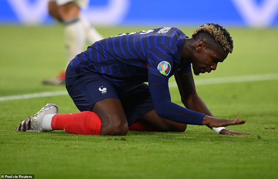 Paul Pogba ntiyishimiye kubona umupira yateye n'umutwe ujya hejuru y'izamu ry'u Budage