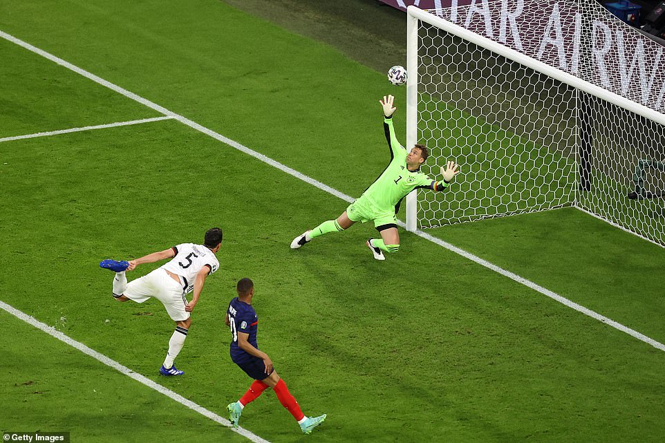 Mats Hummels yitsinze igitego ku mupira wari uhinduwe na Lucas Hernandez