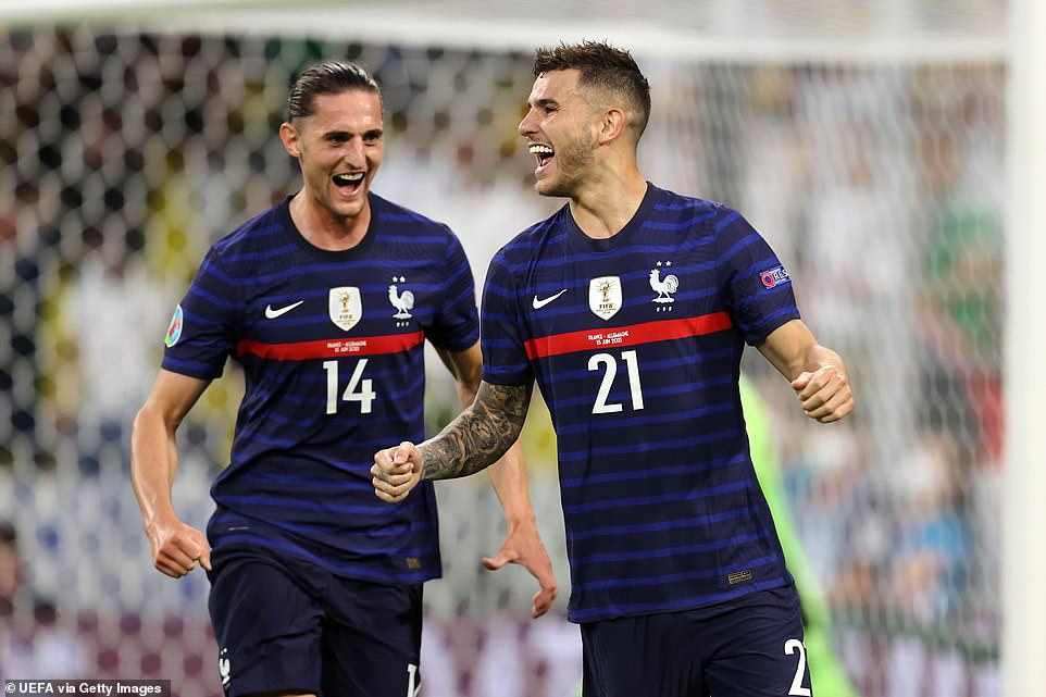 Lucas Hernandez (imbere) na Adrien Rabiot bishimira igitego
