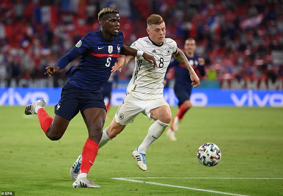 Paul Pogba ahanganiye umupira na Toni Kroos