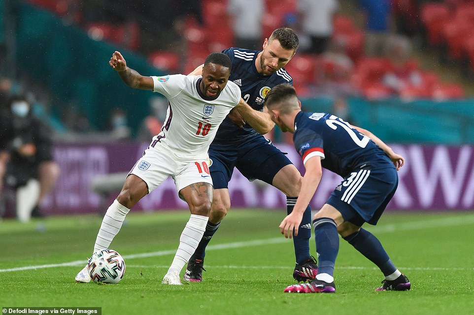 Raheem Sterling ahanganiye umupira n'abakinnyi babiri ba Ecosse