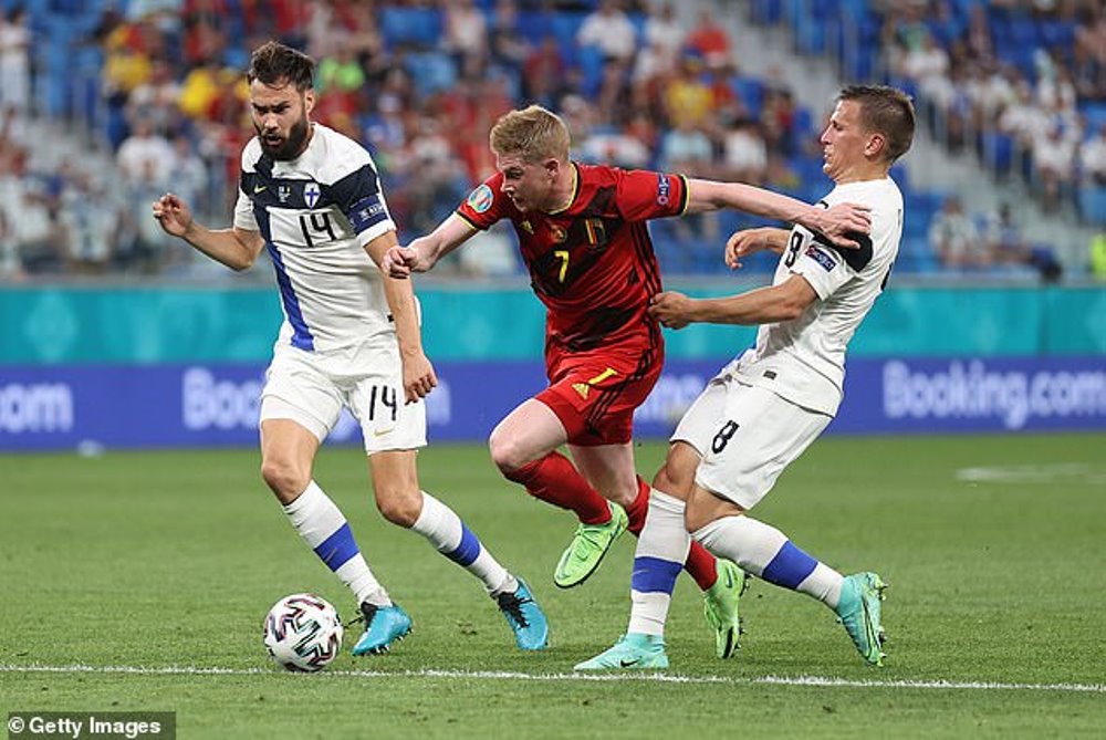 Kevin de Bryune atwaye umupira hagati y'abakinnyi babiri ba Finland