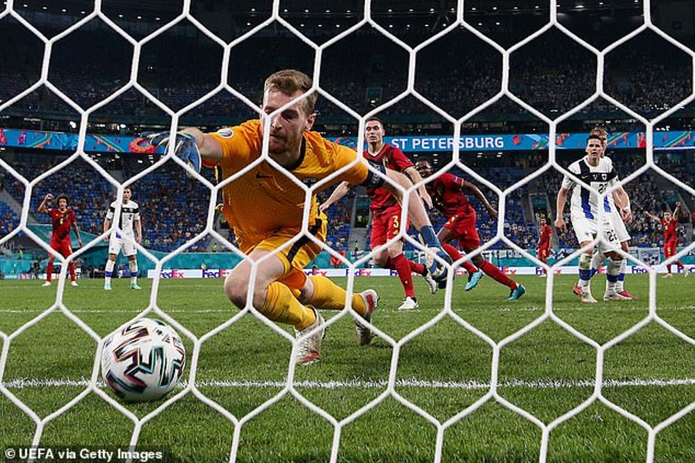 Lukas Hradecky yagaruye umupira wageze mu izamu