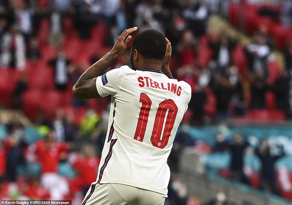 Sterling yifashe mu mutwe nyuma yo guhusha uburyo bwiza mu minota ya mbere