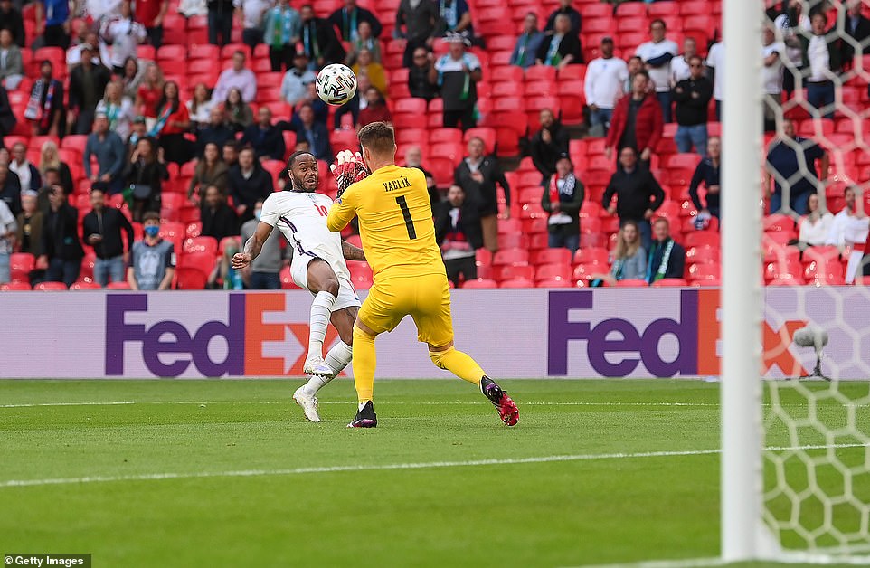 Raheem Sterling yabanje guhusha uburyo bwiza ku mupira yarengeje umunyezamu, ujya hanze