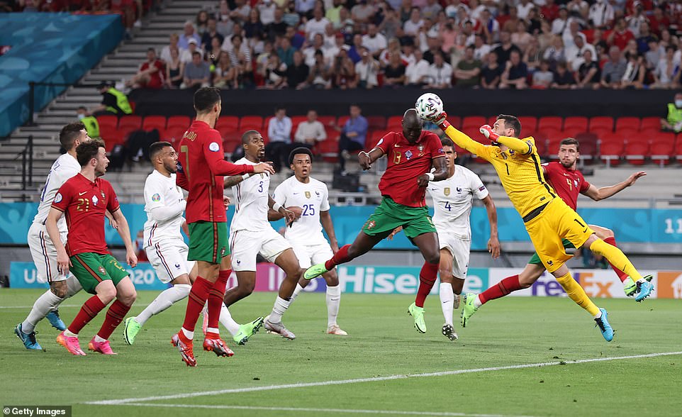 Portugal yahawe penaliti ya mbere ku ikosa Hugo Lloris yakoreye kuri Danilo Pereira