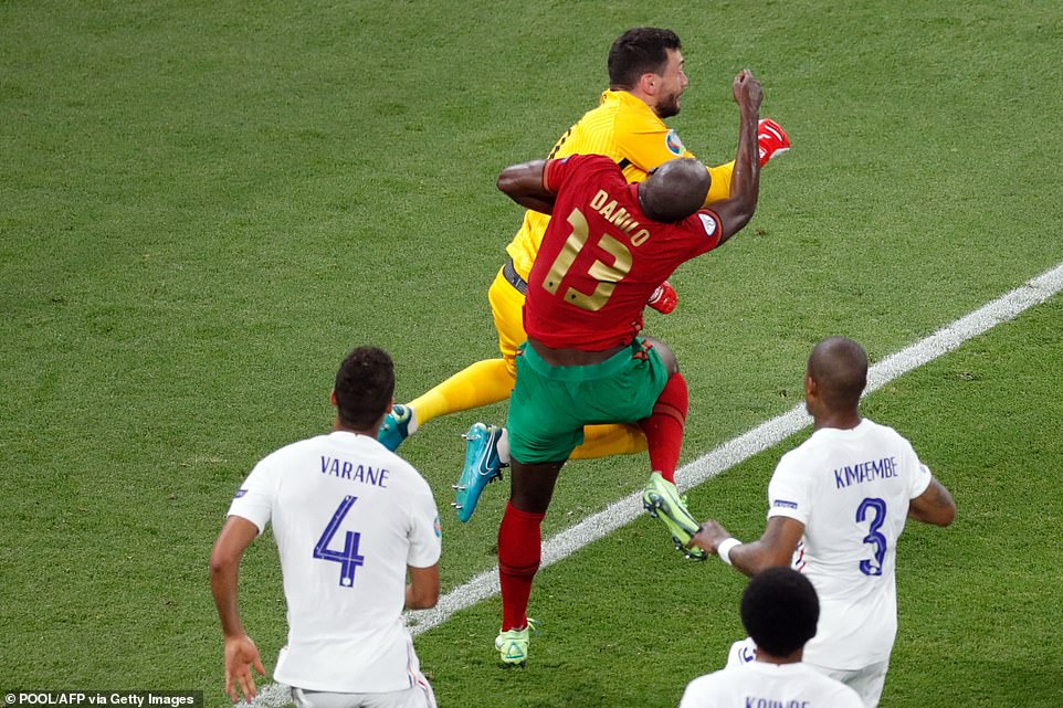Kapiteni w'u Bufaransa, Hugo Lloris, yahawe ikarita y'umuhondo nyuma yo gukinira nabi Danilo