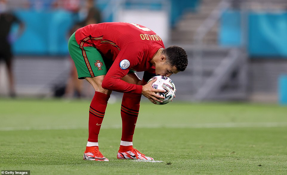 Cristiano Ronaldo asoma umupira mbere yo gutera penaliti