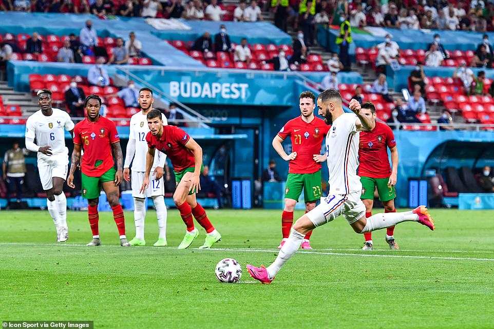 Karim Benzema yishyuriye u Bufaransa ku gitego cya penaliti mbere y'uko igice cya mbere kirangira