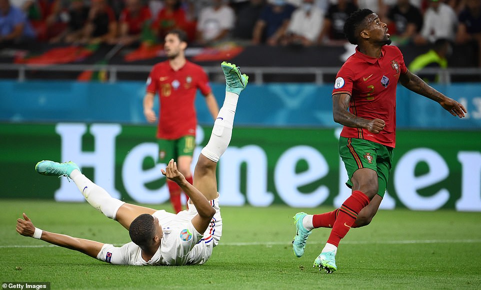 Semedo yakiniye nabi Kylian Mbappé mbere y'uko hatangwa penaliti ku ruhande rw'u Bufaransa