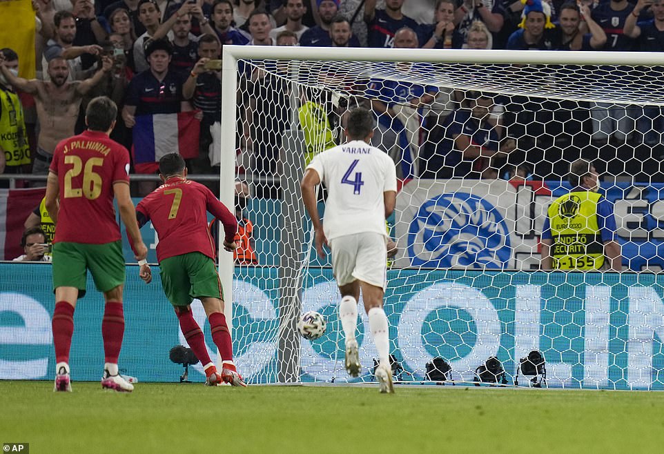 Ronaldo yateye umupira mu ruhande rutandukanye n'urwo umunyezamu Lloris yagiyemo