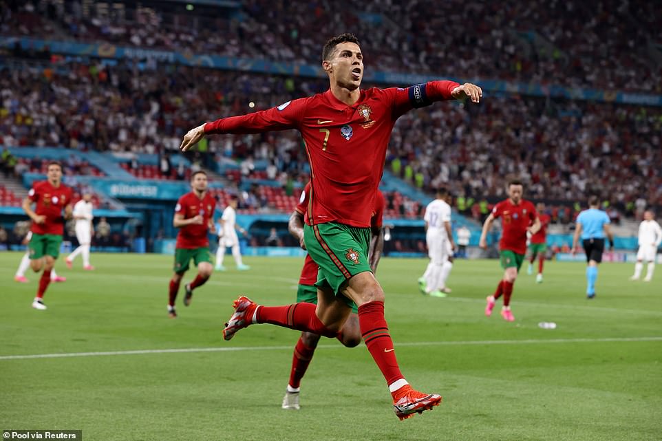 Cristiano Ronaldo yatsinze igitego cya kabiri cya Portugal nacyo cyabonetse kuri penaliti