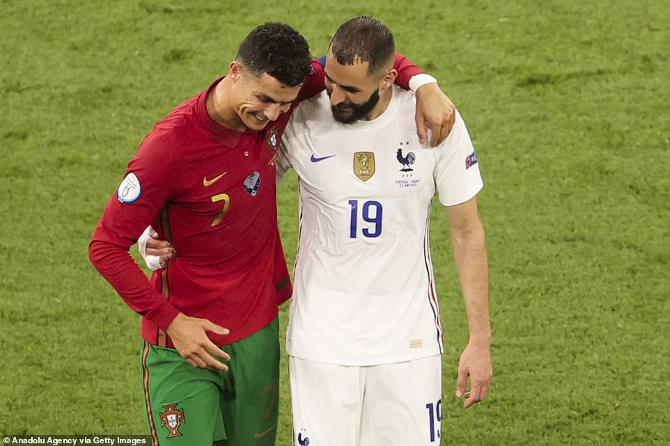 Cristiano Ronaldo aganira na Benzema babanye muri Real Madrid, ubwo igice cya mbere cyari kirangiye