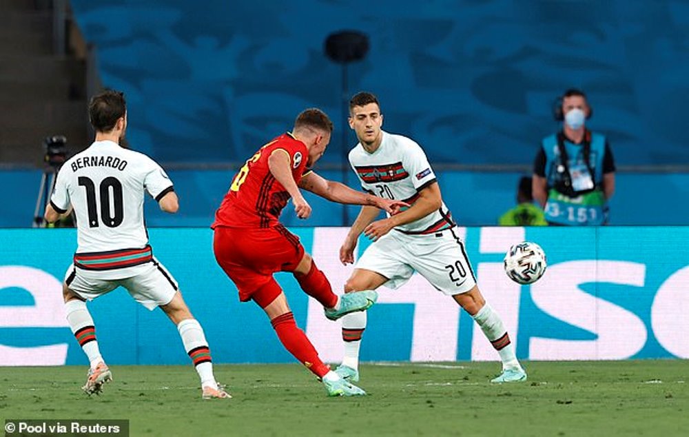 Thorgan Hazard yatsindiye u Bubiligi igitego ku ishoti yatereye inyuma y'urubuga rw'amahina