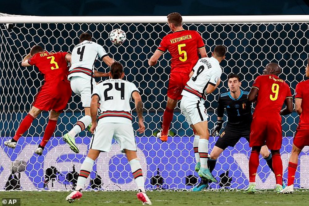 Rúben Dias atera umupira n'umutwe mbere y'uko usubizwa inyuma na Thibaut Courtois