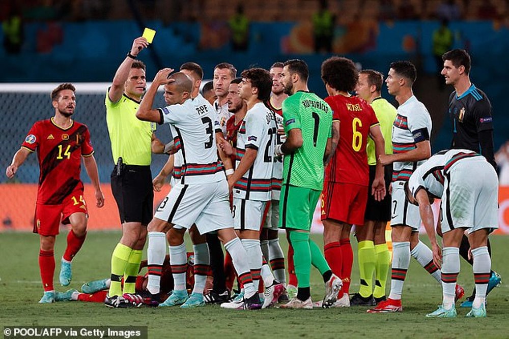 Pepe yahawe ikarita y'umuhondo ubwo yari akiniye nabi Thorgan Hazard