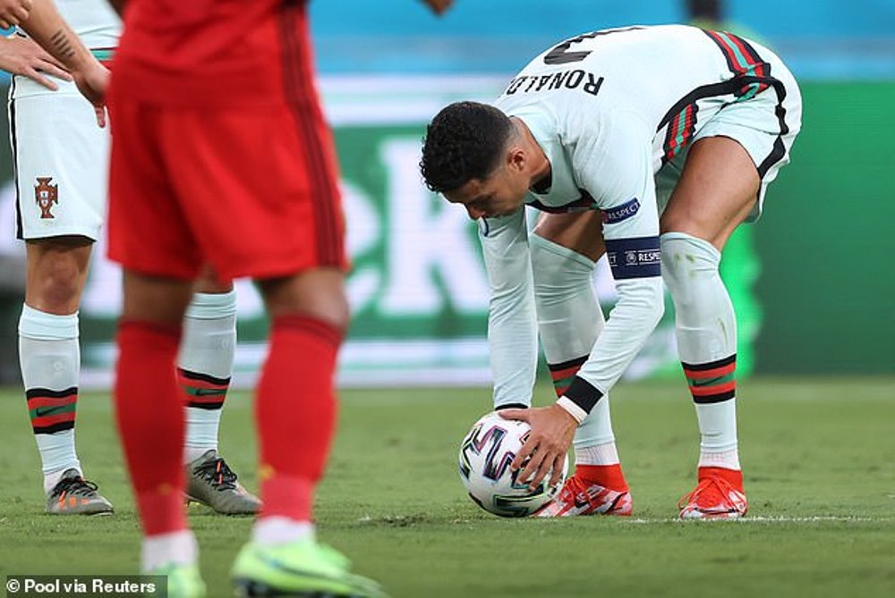 Cristiano Ronaldo yitegura gutera umupira uteretse wakuwemo n'umunyezamu Thibaut Courtois