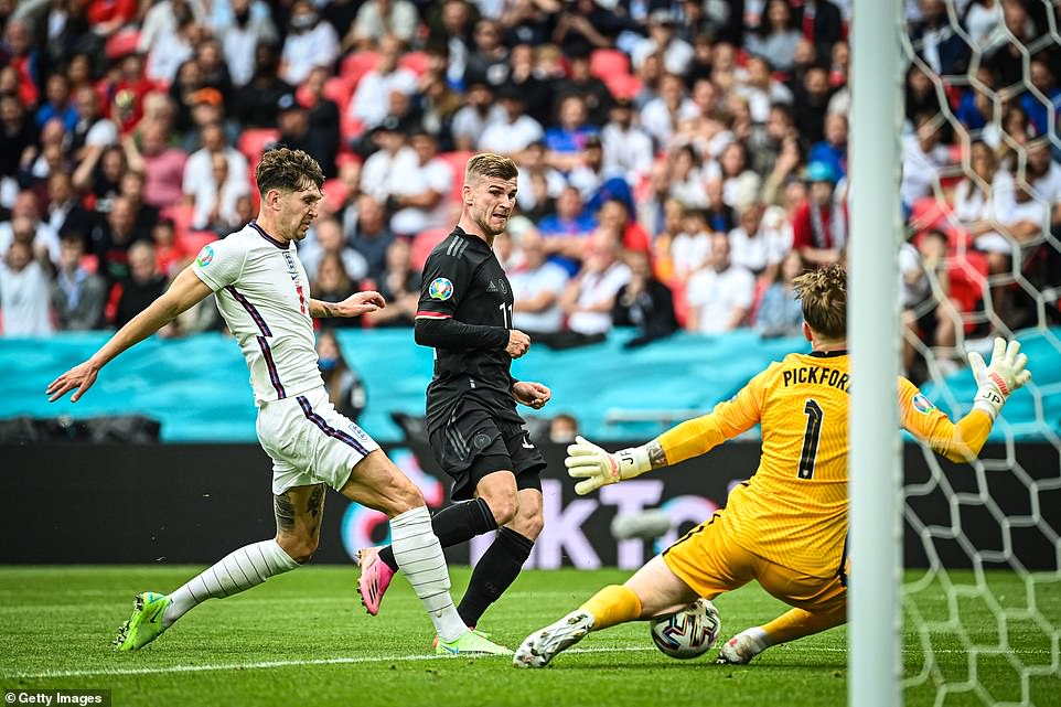 Jordan Pickford akuramo umupira watewe na Timo Werner