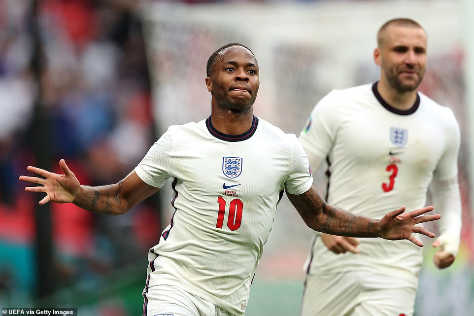 Raheem Sterling yishimira igitego cya mbere cy'u Bwongereza