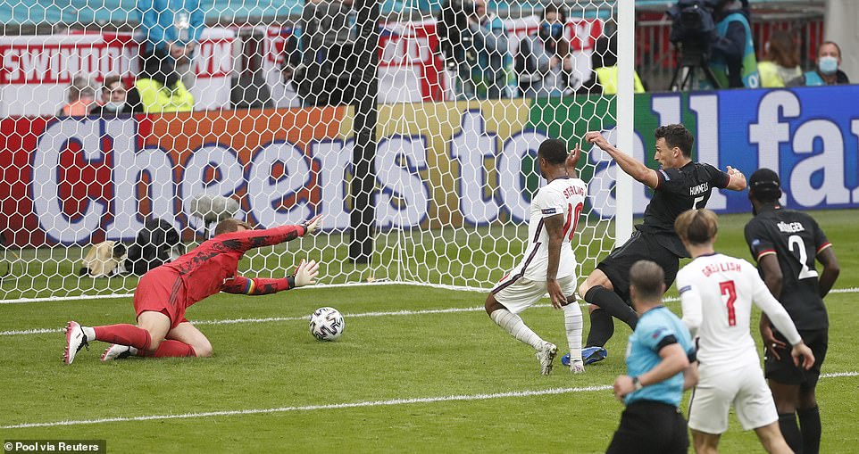 Sterling atsinda igitego ku mupira wahinduwe mu rubuga rw'amahina na Luke Shaw