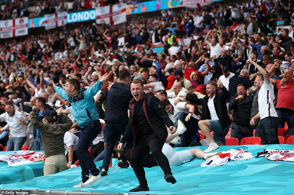 Abafana bishimira kubona ikipe yabo itsindira i Wembley