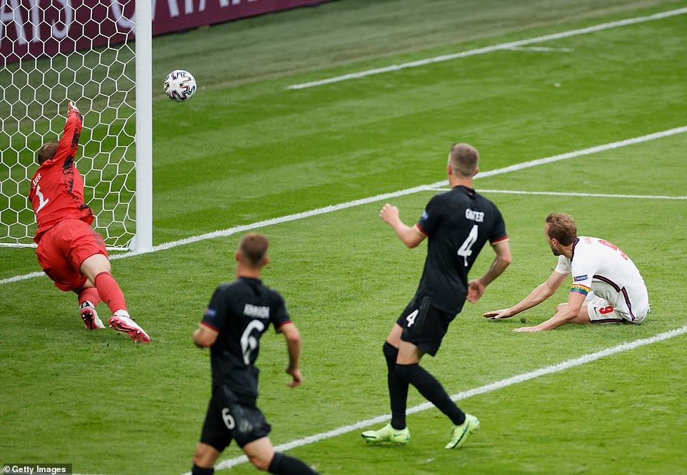 Harry Kane yatsindishije umutwe ku mupira wahinduwe na Jack Grealish