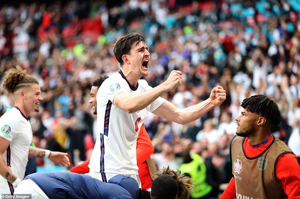 Myugariro Harry Maguire yishimira imbere y'abafana