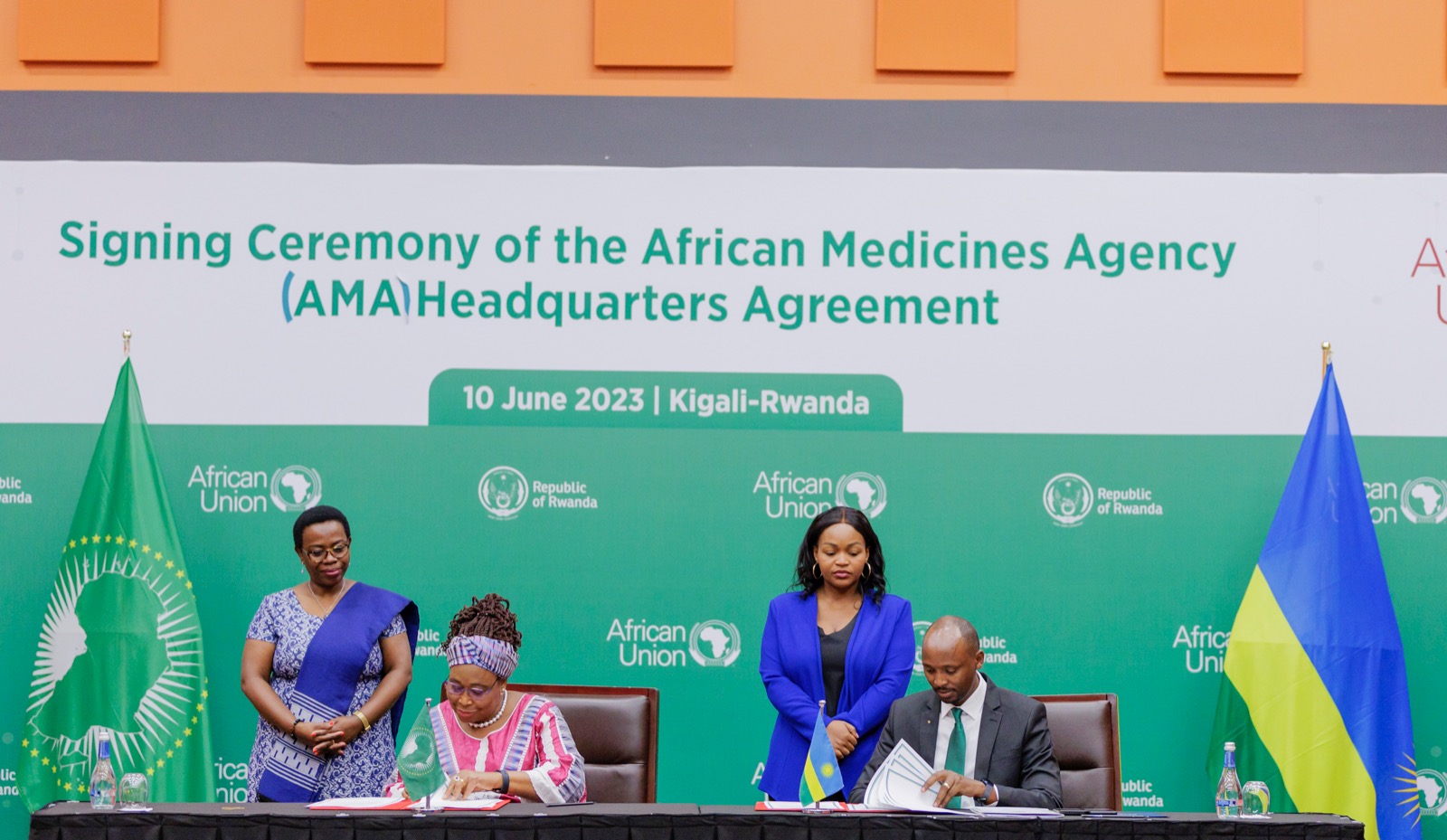 Umuyobozi wa Komisiyo ishinzwe ubuzima muri AU, Cessouma Minata Samate na Minisitiri Dr Nsanzimana basinya amasezerano