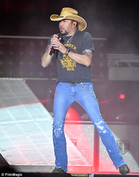 Uwitwaje intwaro yarashe ku rubyiniro hariho umuhanzi witwa Jason Aldean