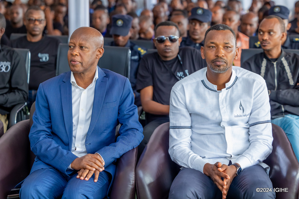 Umuyobozi wa Rwanda Airports Company, Charles Habonimana (iburyo) n'Umuyobozi Mukuru w'Ikigo cy'Igihugu kigenzura indege za gisivili, Silas Udahemuka mu bitabiriye igikorwa cyo kwibuka abahoze ari abakozi ba Air Rwanda na Regie des Aeroports bishwe muri Jenoside