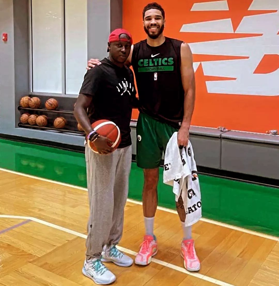 Mugisha Igor uzakorana na Boston Celtics ari kumwe na kizigenza wayo Jayson Tatum