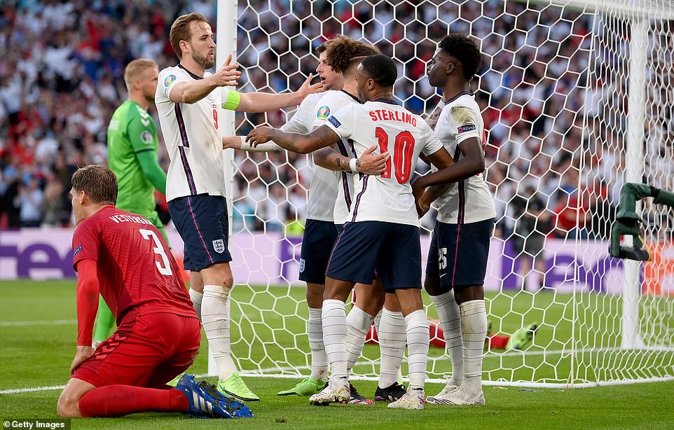 Abakinnyi b'u Bwongereza bishimira igitego cyo kwishyura ubwo Simon Kjaer yari amaze kwitsinda ku mupira wahinduwe na Bukayo Saka