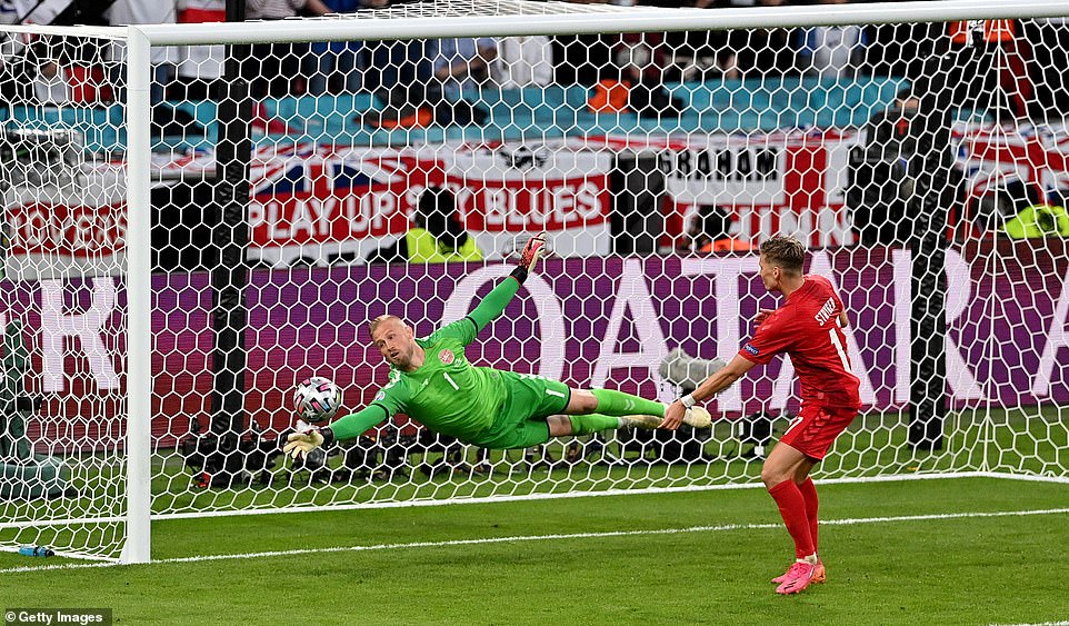 Umunyezamu Kasper Schmeichel akuramo umupira w'umutwe watewe na Harry Maguire