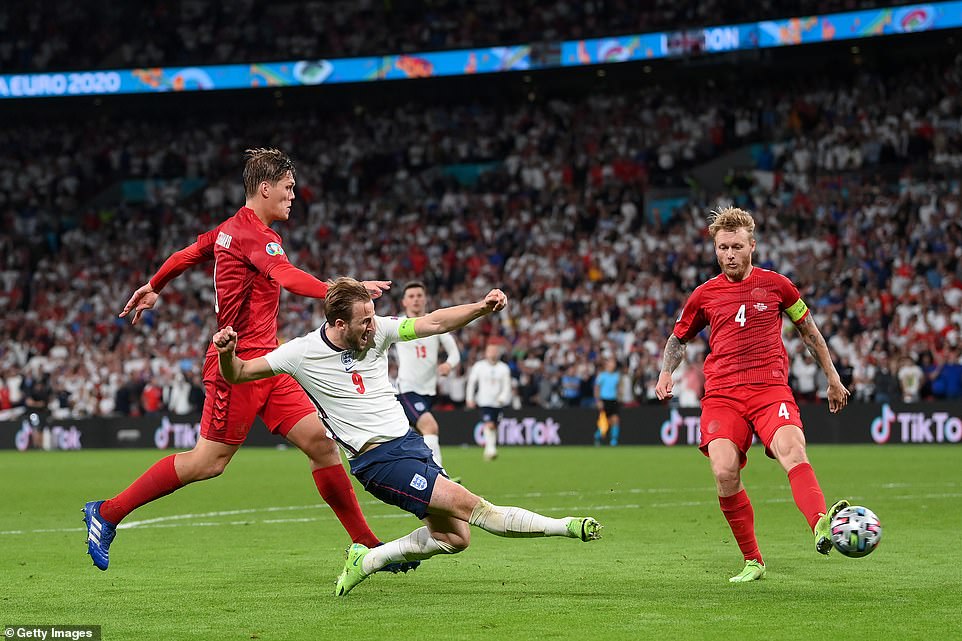 Harry Kane yabonye uburyo yateye busubizwa inyuma na Kasper Schmeichel