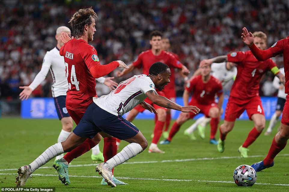 Mu gace ka mbere k'iminota 30 y'inyongera, u Bwongereza bwahawe penaliti ku ikosa ryakorewe kuri Raheem Sterling