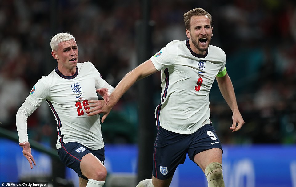 Kane na Phil Foden bishimira igitego cy'intsinzi