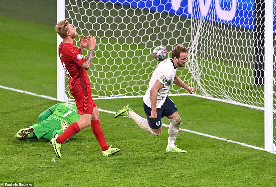 Harry Kane yatsinze igitego cya kabiri cy'u Bwongereza nyuma y'uko Kasper Schmeichel yari amaze gukuramo penaliti