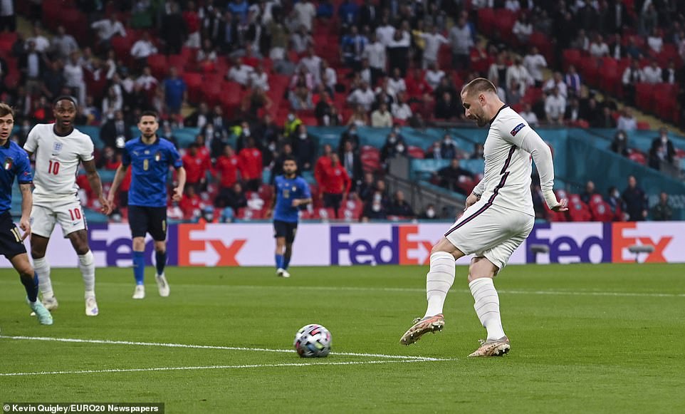 Shaw atera mu izamu umupira wahinduwe na Kieran Trippier
