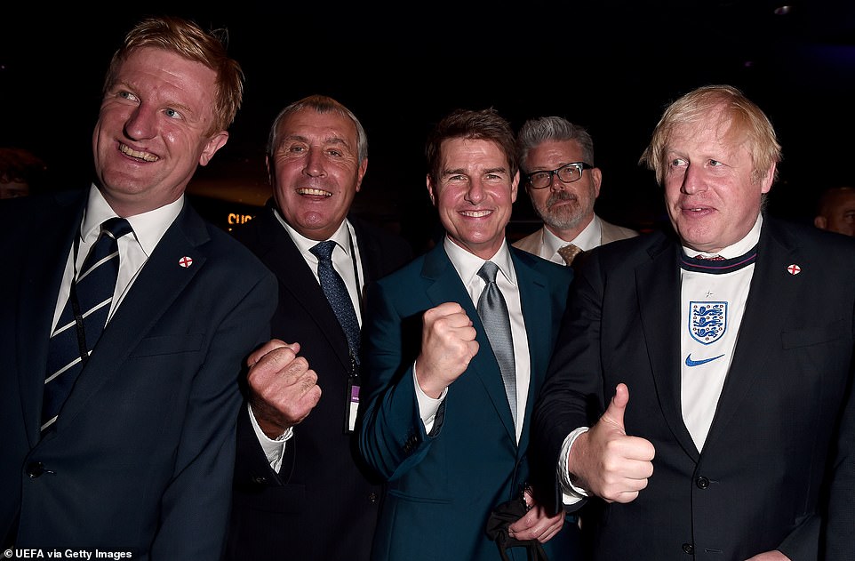 Minisitiri w'Intebe w'u Bwongereza, Boris Johnson (iburyo) ni umwe mu bitabiriye uyu mukino wa nyuma wa EURO 2020