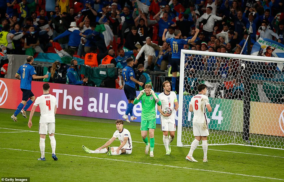 Bonucci yishimira igitego imbere y'abafana