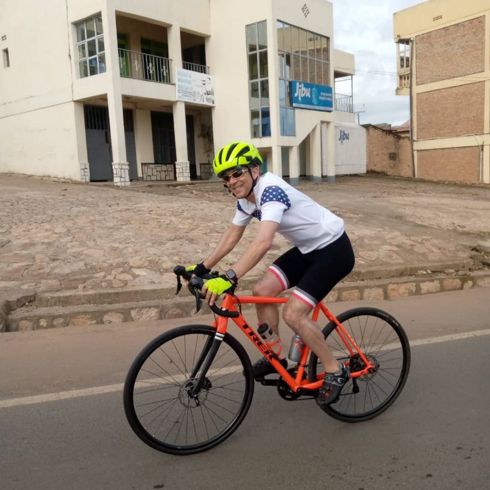 Ambasaderi Peter Vrooman wari uhagarariye Leta Zunze Ubumwe za Amerika mu Rwanda, ari mu bitabiriye Ride Rwanda 2021