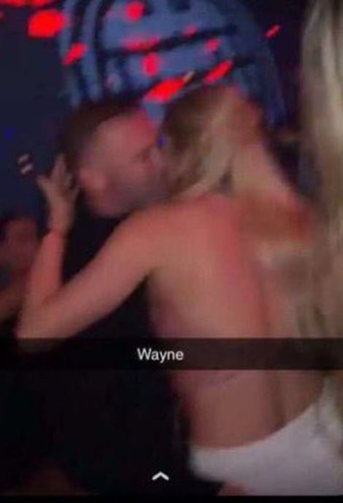 Wayne Rooney yitabaje polisi nyuma yo kurakazwa n'amafoto yafashwe n'abakobwa kandi yasinze