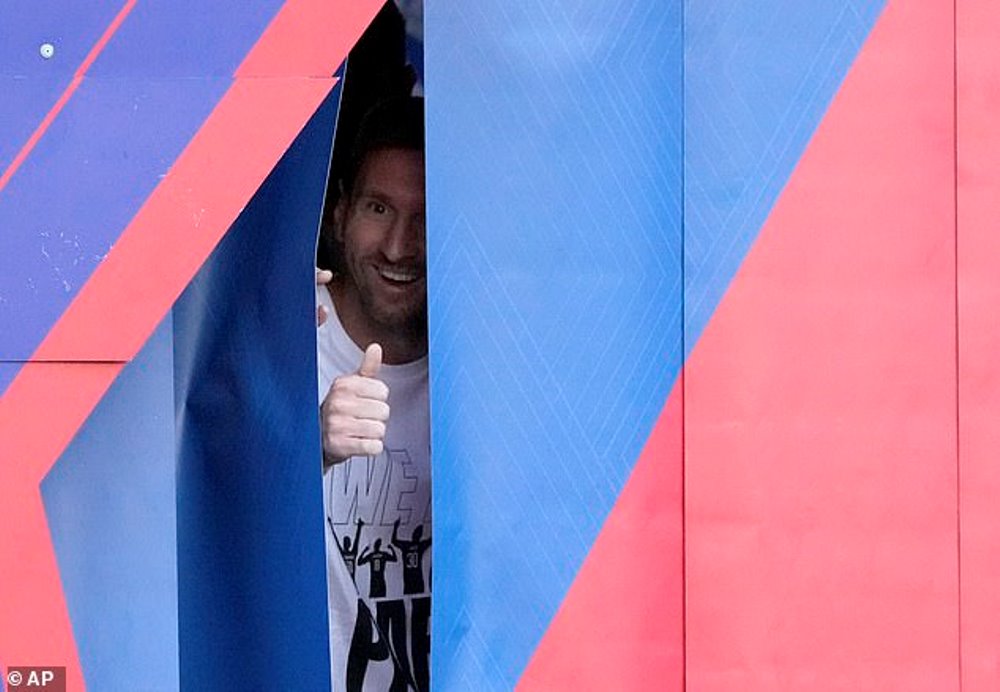 Lionel Messi yabanje kwiyereka abafana gato mbere y'uko ahamagarwa ngo ajye mu kibuga aho bamubona bose