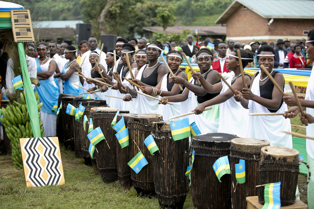 Umugore ntakiri uwo mu gusigara mu rugo, ahubwo yahawe ijambo ku buryo agaragara mu birori no mu bikorwa biteza imbere igihugu
