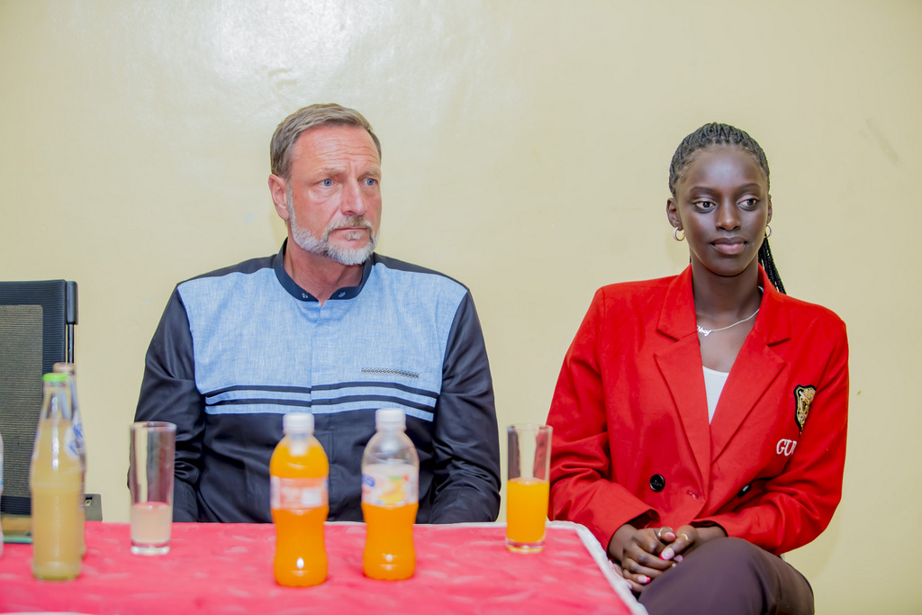 Noëlla, umwe mu baganga ba Academy ya Bayern Munich ni we wasemuriraga Umuyobozi Mukuru wayo Bernhard Hirmer