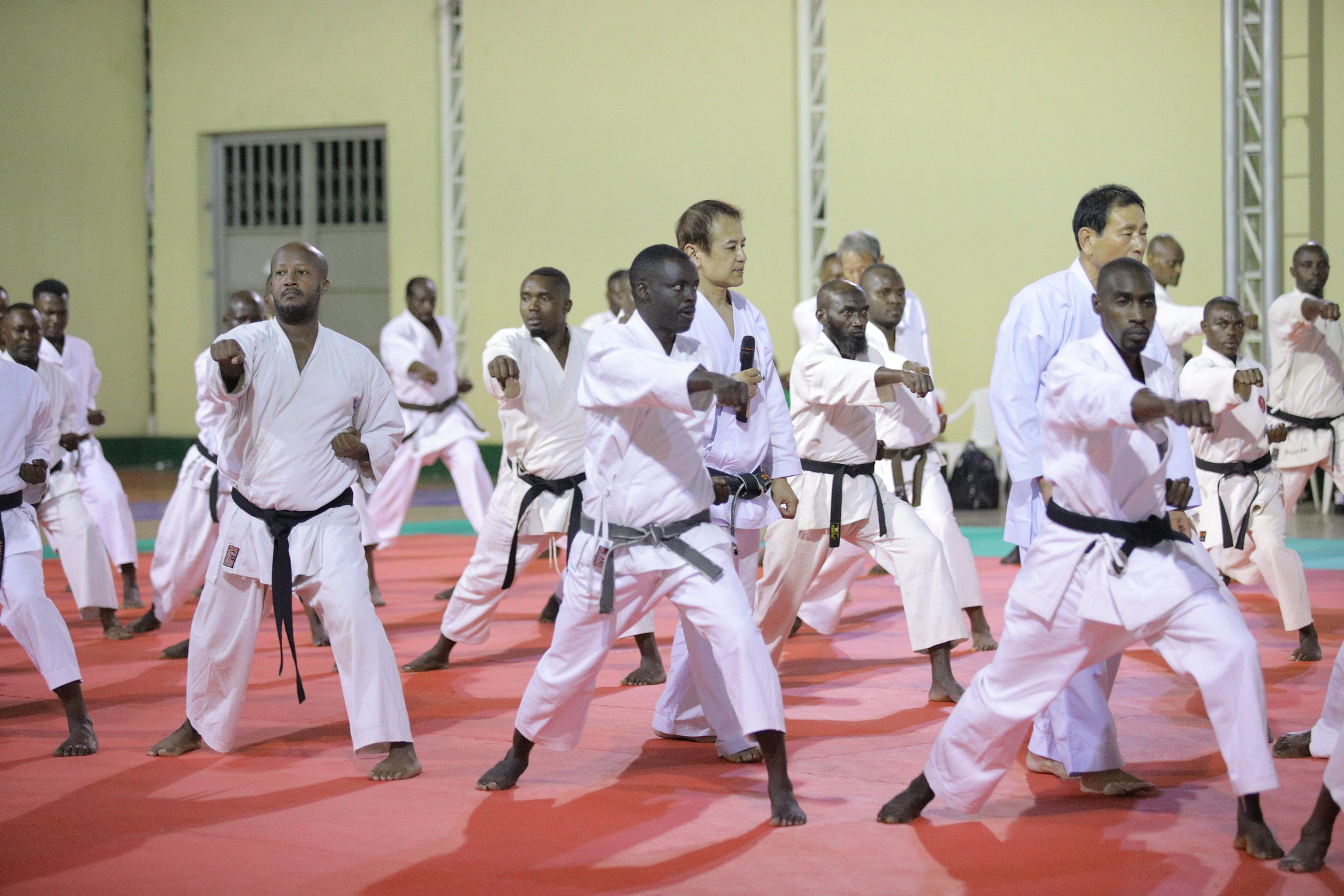 Abakinnyi n'abatoza b'umukino wa Karate bitabiriye aya mahugurwa azamara iminsi itatu