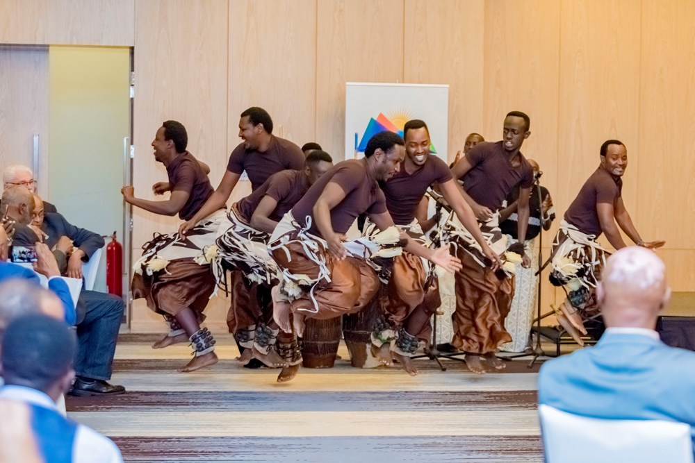 Abashyitsi benshi bishimira uko intore z'u Rwanda zibyina