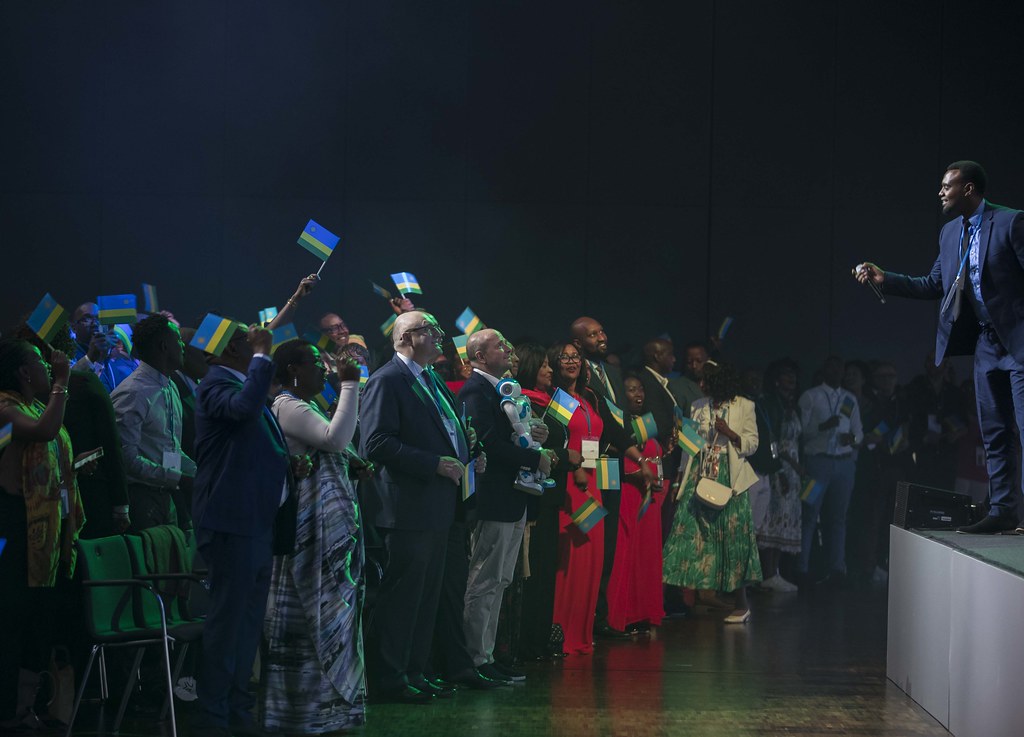 Umuhanzi Kitoko Bibarwa yatangiye asusurutsa abitabiriye Rwanda Day binyuze mu bihangano bivuga ku kwiyubaka k'u Rwanda binyuze mu maboko y'abenegihugu
